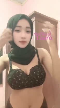 Live Show Talent Laura New – servis om di sofa ruang tamu