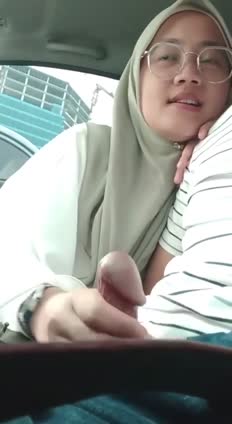 Hijab di mobil