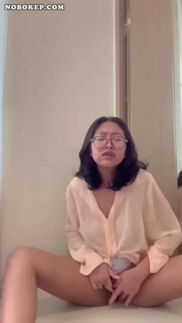 Bokep Indo Nindy Ayu Pake Kacamata Omek Desah