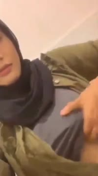 Mahasiswi Hijab Toket Gede Remas goyang di sofa ruang tamu