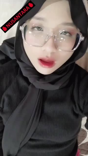 Hijab cantik bikin video 2 striptis di toilet umum no sensor full