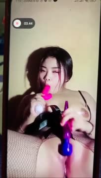 Live Show Vcs pake koleksi dildo mandi di rumah kosong durasi panjang