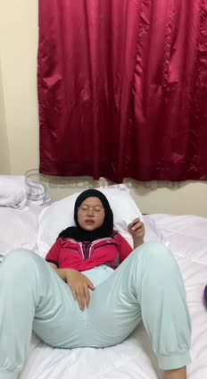 Hijab Malay Kacamata striptis di kamar mandi kualitas jernih