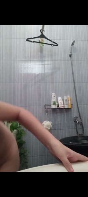 Bokep Indo Crotch Insight DEK Gisel desah manja di sofa ruang tamu sambil live