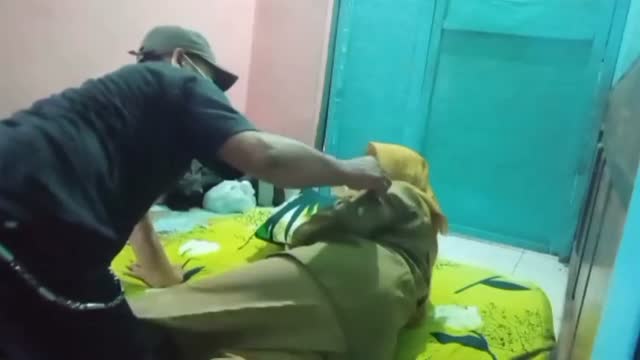 Bokep Indo Full Ukhite PNS di pijat Mbah Maryono