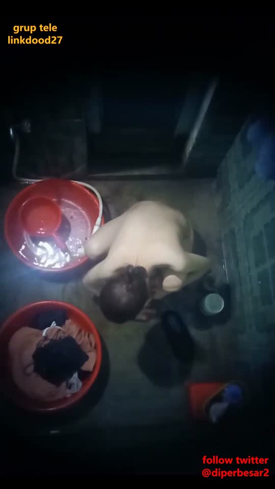 Bokep Indo mandi di kebun