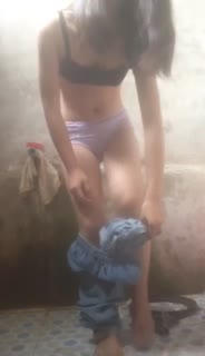 Bokep Indo VID 600 striptis di ruang tamu