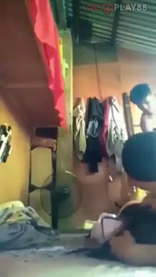 Bokep Indo Thresome Antara Adik Kaka Full pamer body di kamar mandi