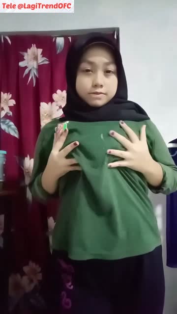Ayu Hijab Malay – sange berat di rumah kosong