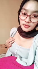 Cewek Jilbab Hijab Kacamata 3 desah manja di kamar kos kualitas jernih