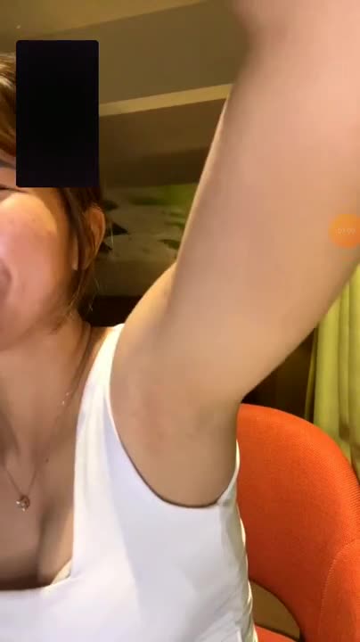Live Show Cantik vcs pacar 2 goyang di toilet umum