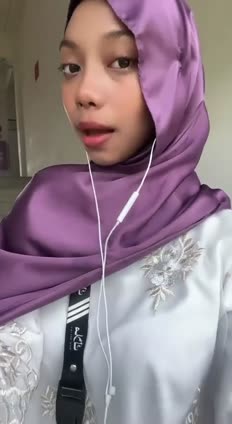 Asna Hijab – buka baju di kantor