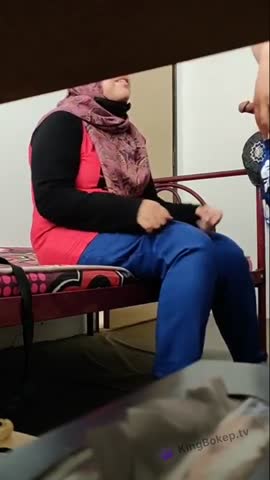 Ibu-Ibu Jilbab Sepong Kontol Ponakan desah manja di kamar mandi durasi panjang