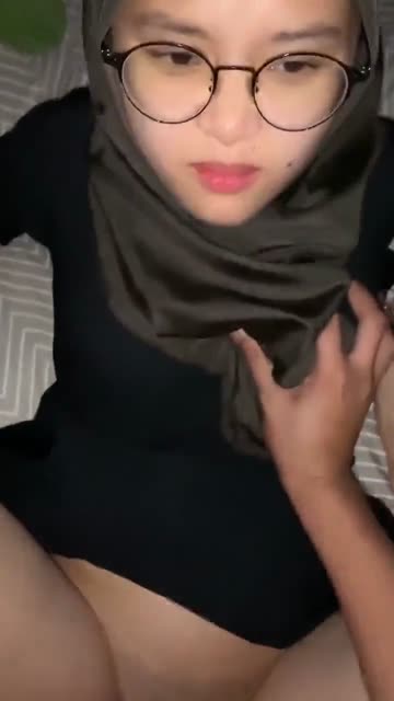 Bokep Indo Jilbab Manis Diewe Pacarnya buka baju di toilet umum full video