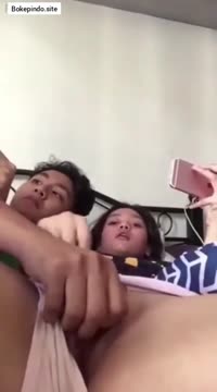 Bokep Indo Lagi main HP malah di colmekin abang NAKAL AMAT