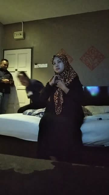 Binor di booking 2 pria remas toket di kamar kos sampai keluar