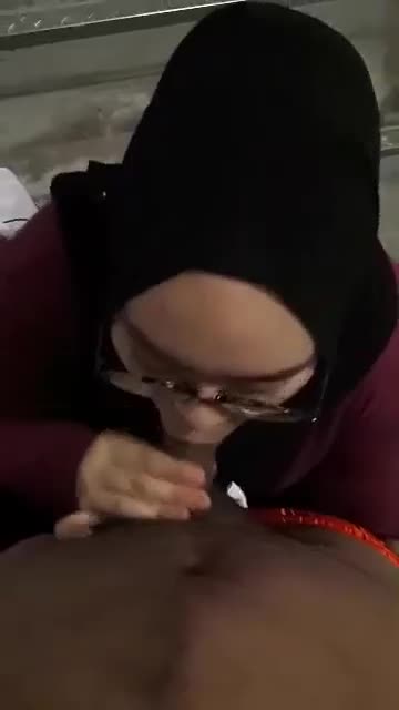 Hijab chindo sare pong nungging di kantor sampai lemas