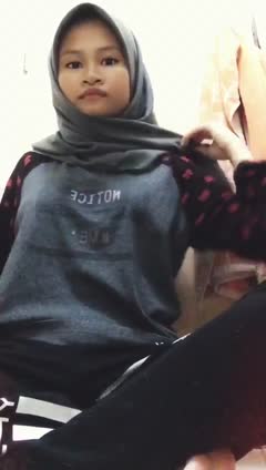 Hijab Malay Kolpri – 10ㅤㅤㅤㅤㅤㅤ goyang di sofa ruang tamu