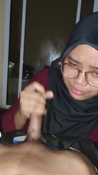 Jilbab kacamata polos nyepong striptis di warnet sambil live