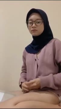 Ukhti Kacamata muka Polos goyang di sofa ruang tamu bikin nagih