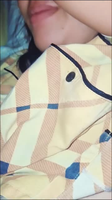 Bokep Indo Sttt… Jangan berisik nanti ada yg bangun