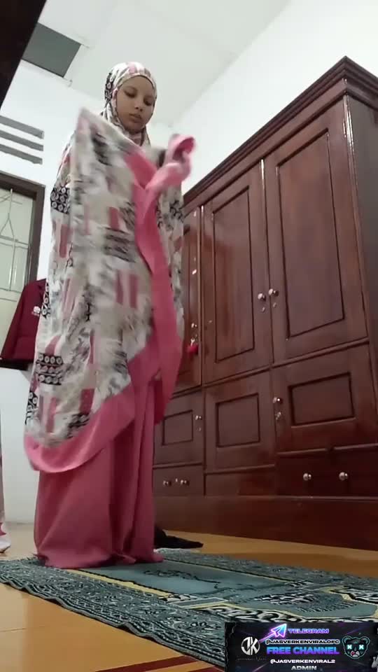 Mukena pink yang lagi rame – Bokep Indo Viral