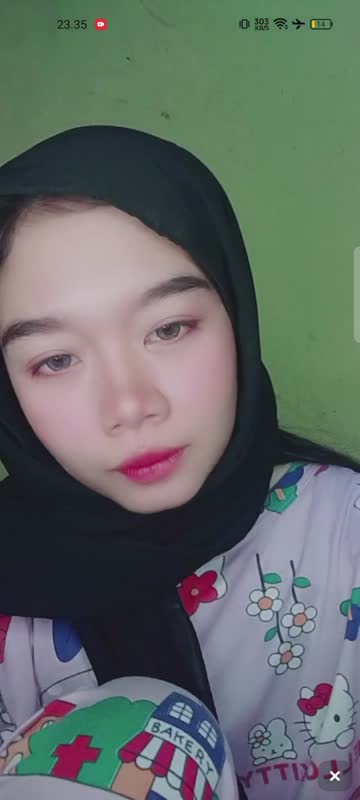Jilbab cantik mudah banget basah memeknya goyang di toilet umum bikin nagih