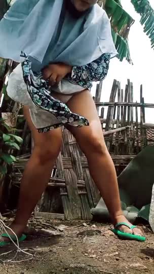 Bokep Tante STW pamer di depan rumah goyang di kantor full video
