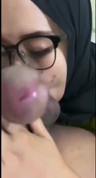 Hijab hitam kacamata jagho s3f0nk nungging di toilet umum