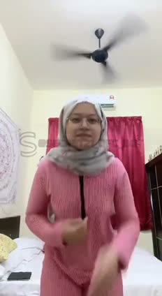 Hijab Malay Kacamata pamer body di mobil