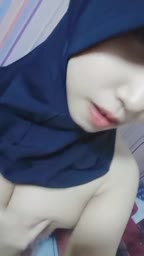 Ukhty Omek striptis di toilet umum sambil live