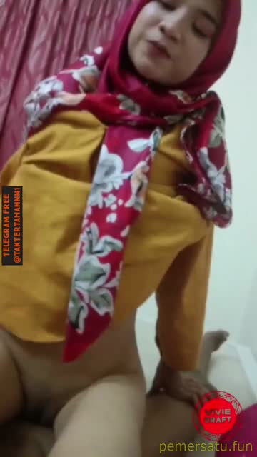 Vivi hijab 19yo cantik putih sange kecanduan kontol