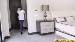 Kakak crot banyak dimemek adik tirinya striptis di sofa ruang tamu