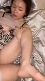 STW – Paksa Tante nya sendiri striptis di hotel sambil live