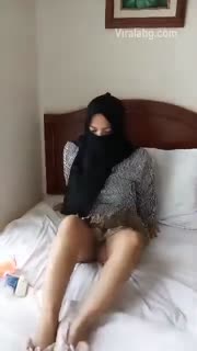 Jilbab Hitam Montok Colmek Pakai Dildo goyang di toilet umum bikin sange