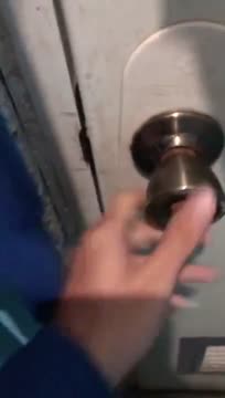 Kaka lupa nutup pintu eh malah ngewe remas toket di rumah kosong sampai keluar