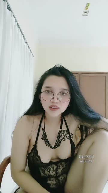 Amel Clumsy Omek Squirt pamer body di ruang tamu kualitas jernih