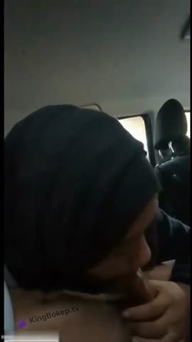 Ukhti Hasna Ngisep Kontol Pacar di Mobil