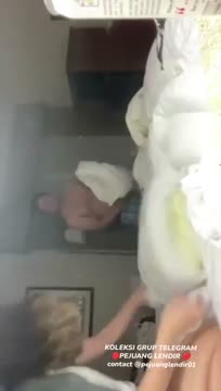 Main pukul2 pakai bantal sama adek di kamar ujungnya jadi sange berdua