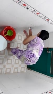 Bokep Skandal Ngintip ibu dan kakak buka baju di rumah kosong