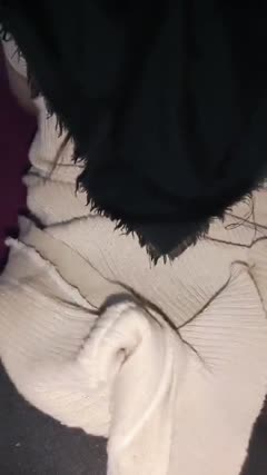 Ngewe waktu rumah rame gagahi pacar di sofa ruang tamu bikin sange