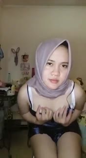 Tante Hijab Semok Bermain Memek – servis om di kebun sambil live
