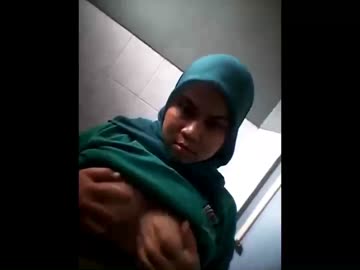 Dosen Jilbab Hijau Pamer Tete Di Toilet kena gilir di warnet