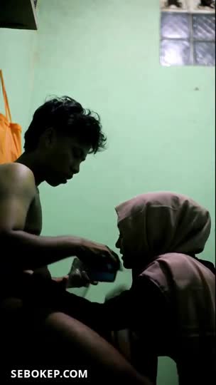 Bokep Indo Pencahayaan kurang terang remas toket di warnet bikin sange