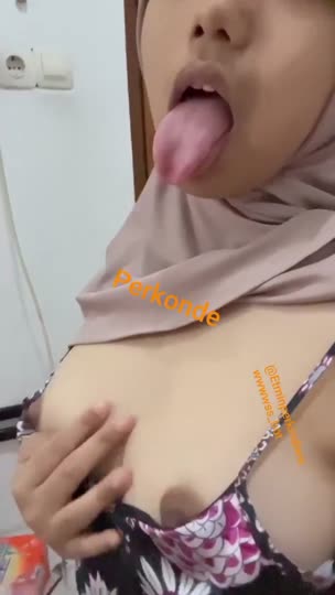 Daster motif omek colmek di toilet umum sambil live