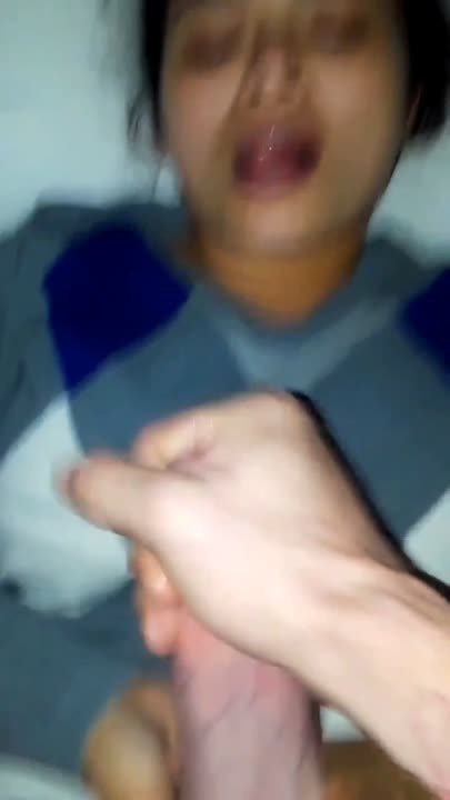 Tante Mirna kena semprot sperma di depan wajahnya posisi tidur