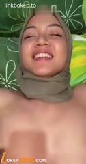 Hijab cantik suka di ewe – nungging di toilet umum sambil live