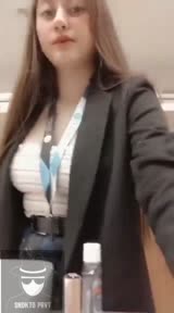 Bokep Indo Tiktoker di toilet cafe kena gilir di kantor bikin sange