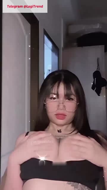Bokep Indo Tobrud Cantik bertato pake kacamata bikin sagne