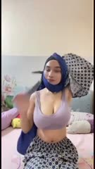 Cewek Hijab Tetek Gede Tayang Body goyang di sofa ruang tamu